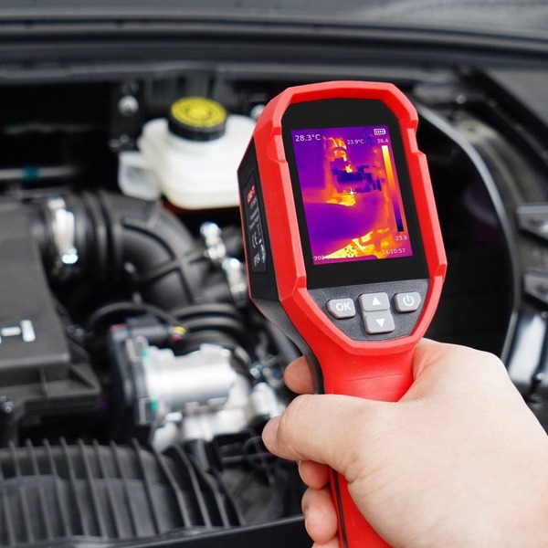 https://bvmeter.com/Kỹ sư đang thực hiện đo nhiệt độ với camera đo nhiệt UNI-T UTi712S
